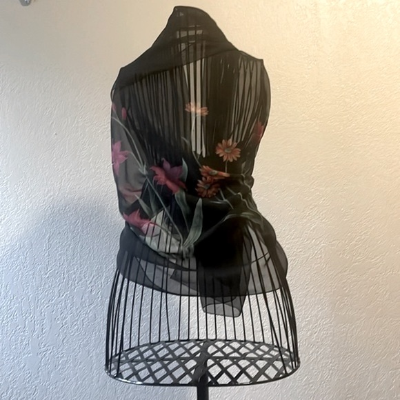 Black scarf with floral garden design - Picture 2 of 3